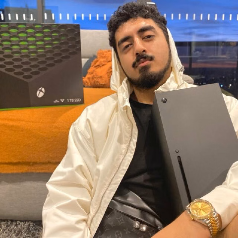 Tyceno sitting next to an Xbox Series X console